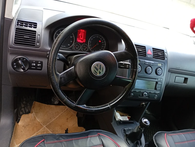 VW Touran, снимка 6 - Автомобили и джипове - 52590171