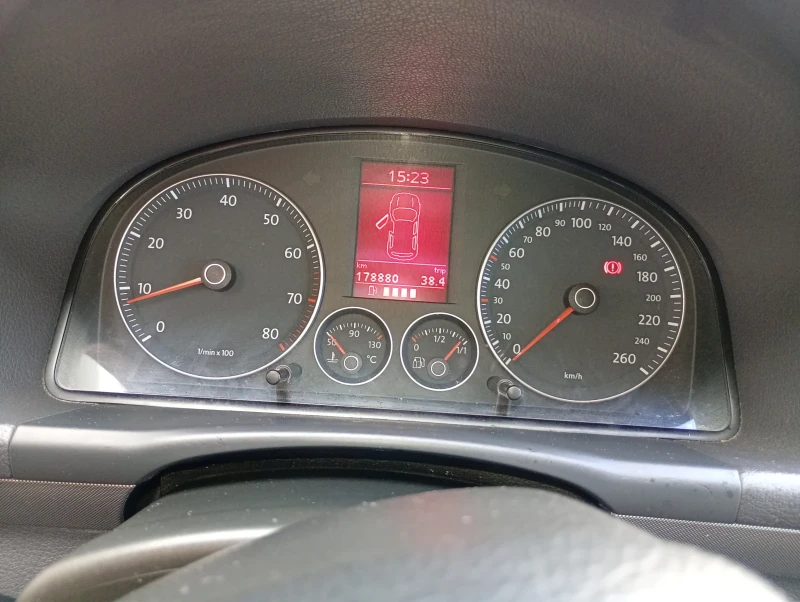 VW Touran, снимка 7 - Автомобили и джипове - 52590171