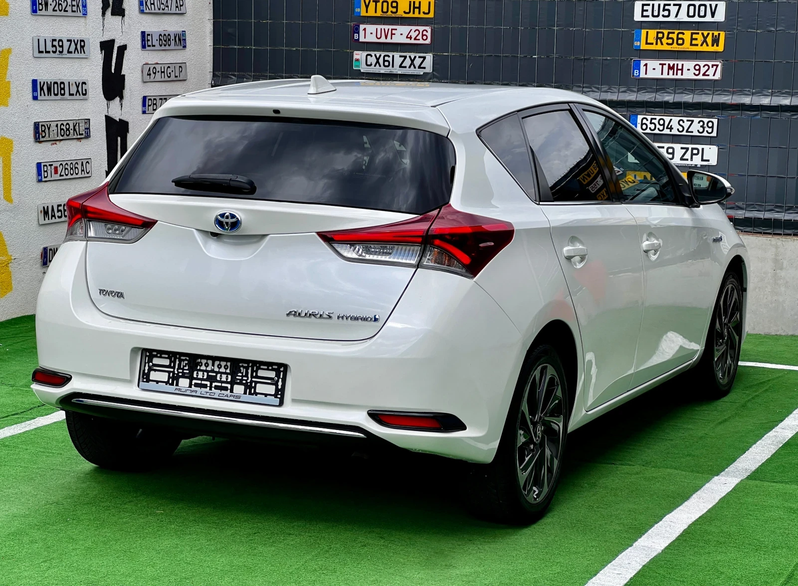 Toyota Auris Hybrid ГАРАНЦИЯ * ПЕРЛА*  - изображение 4