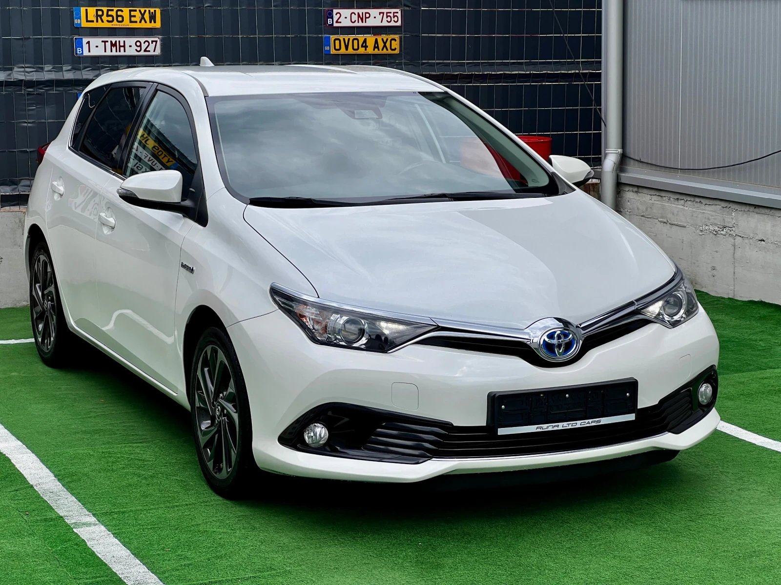 Toyota Auris Hybrid ГАРАНЦИЯ * ПЕРЛА*  - изображение 3