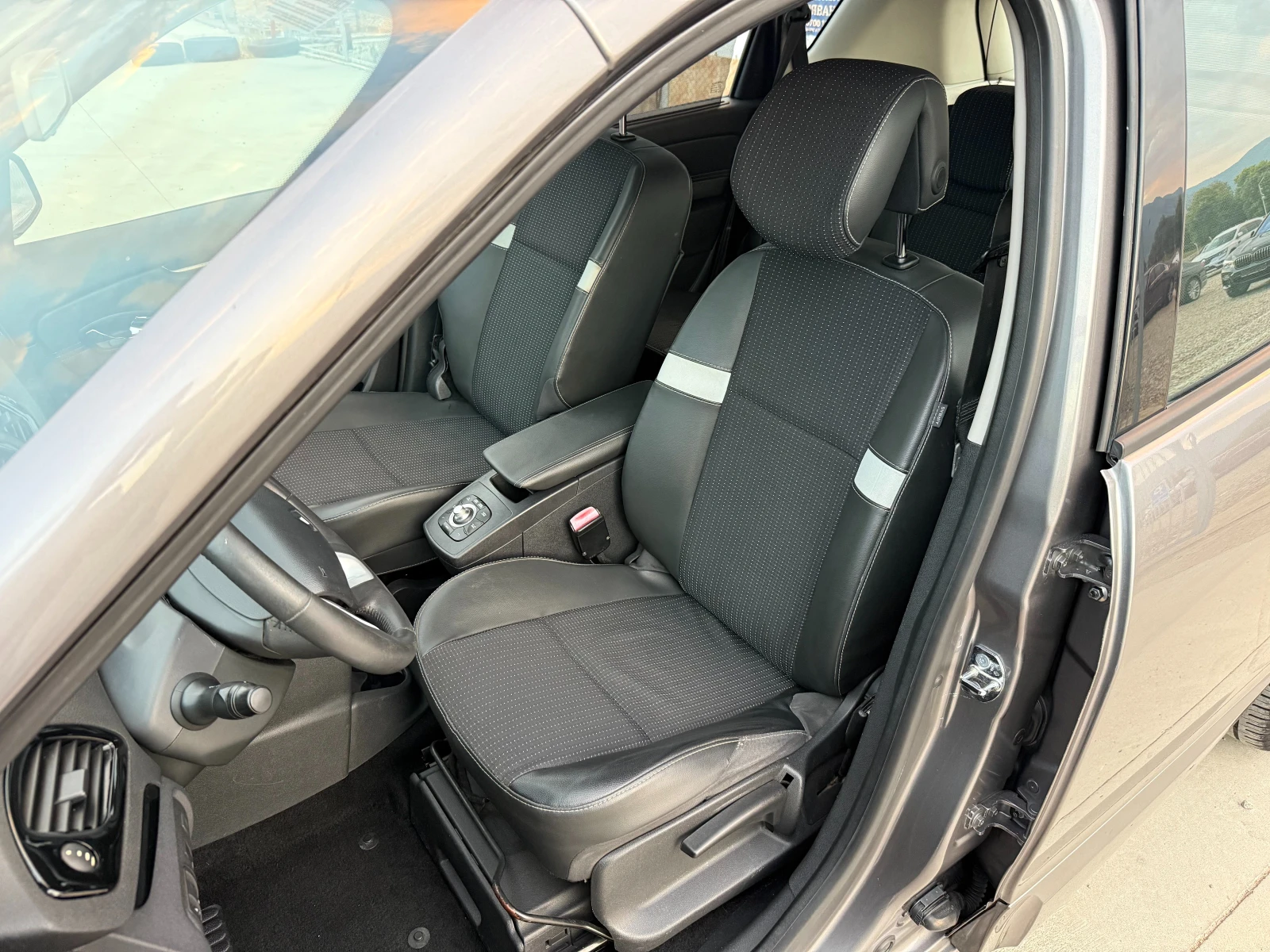 Renault Scenic 1.5 DCI Навигация/Темпомат/Собствен лизинг - изображение 9