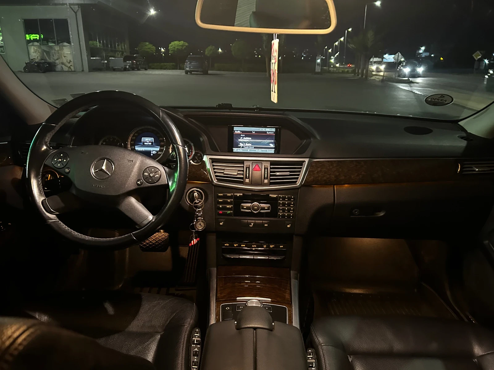 Mercedes-Benz E 200, снимка 14 - Автомобили и джипове - 54657674