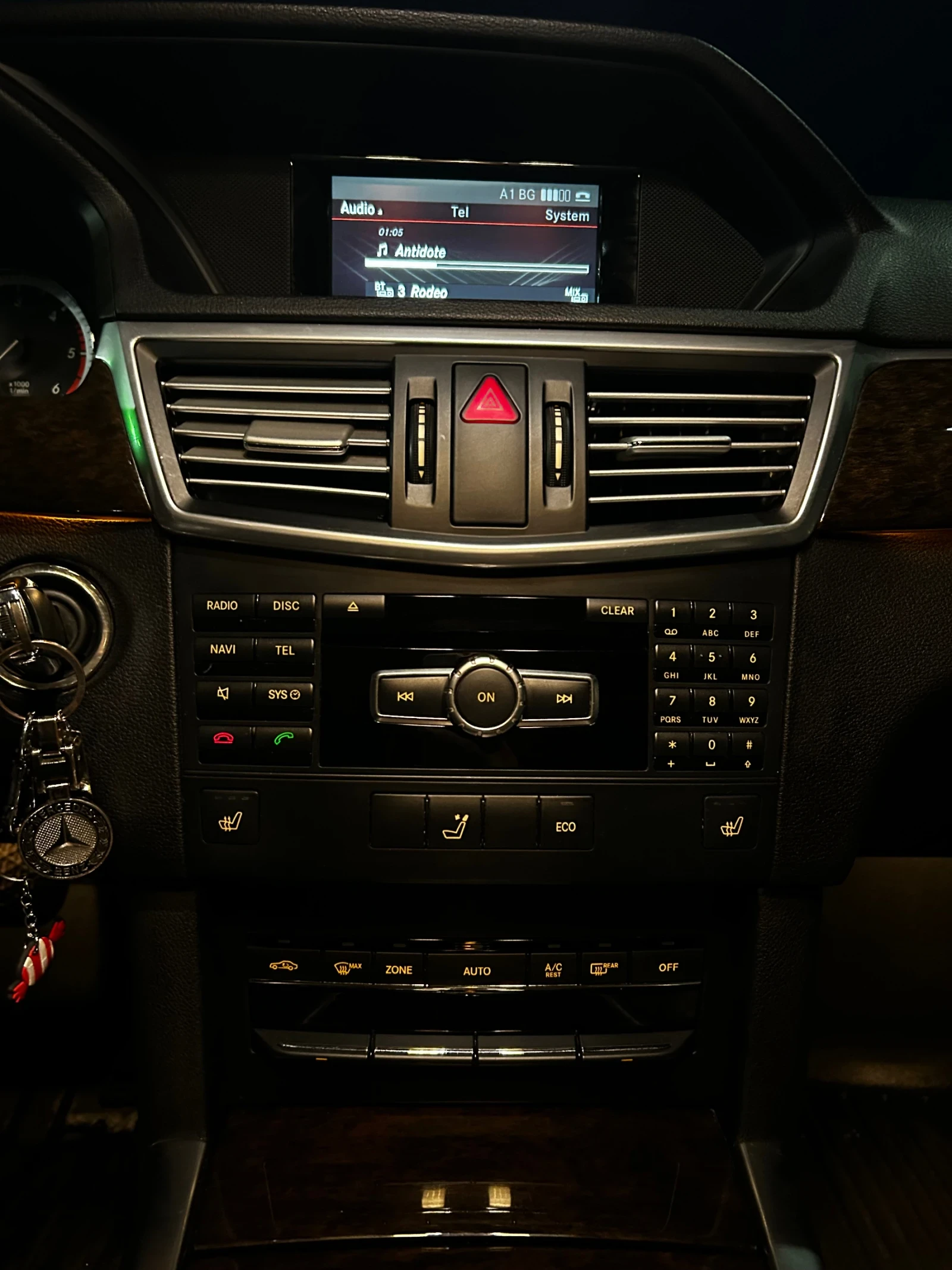 Mercedes-Benz E 200, снимка 13 - Автомобили и джипове - 54657674