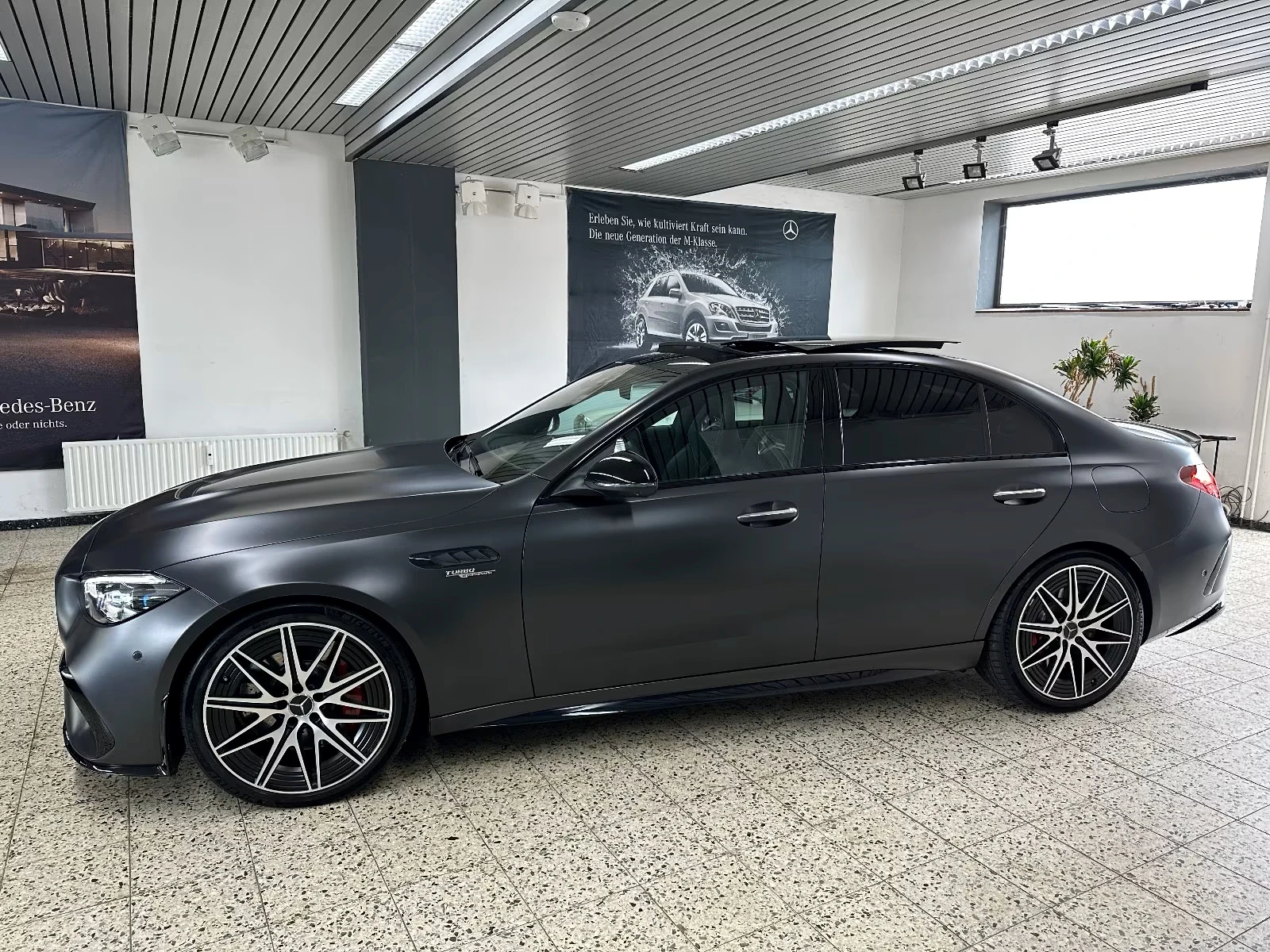 Mercedes-Benz C 63 AMG 4MATIC* E PERFORMANCE* PANO* BURMESTER* 360* , снимка 3 - Автомобили и джипове - 55185178