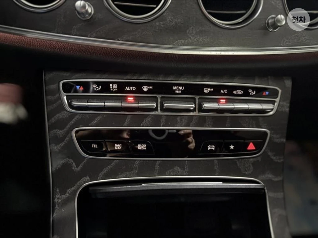 Mercedes-Benz E 350 4MATIC HEAD UP BURMESTER 360CAM PANORAMA, снимка 10 - Автомобили и джипове - 55655197