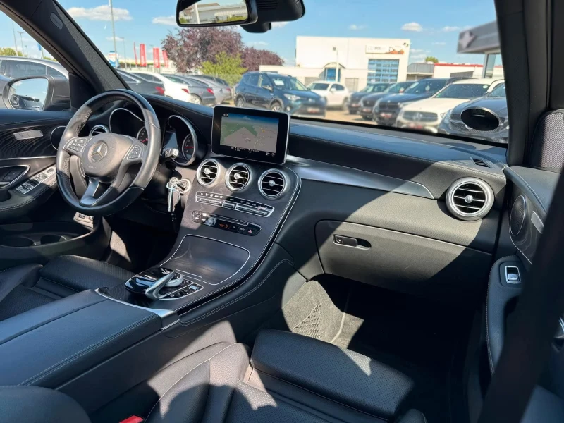 Mercedes-Benz GLC 250 4MATIC/9G-TRONIC/AMG-PACK/PANO/AHK/LED/137D, снимка 9 - Автомобили и джипове - 51985276