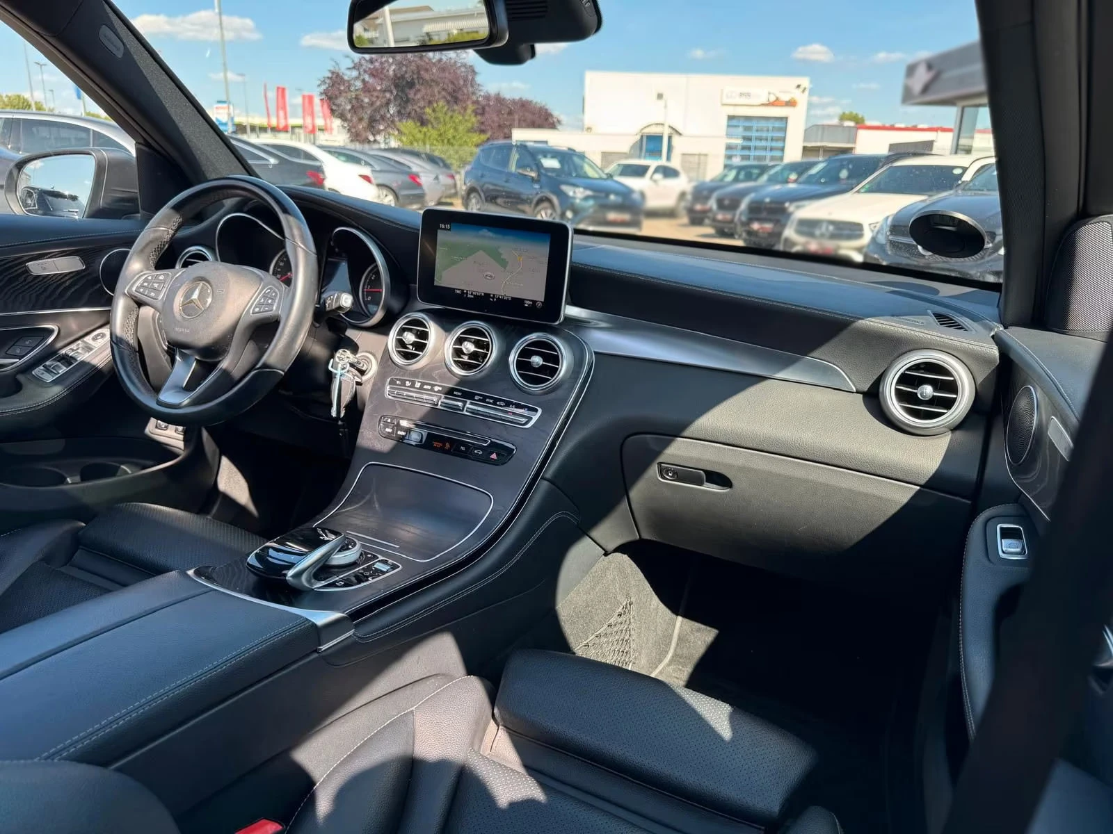 Mercedes-Benz GLC 250 4MATIC/9G-TRONIC/AMG-PACK/PANO/AHK/LED/137D - изображение 9