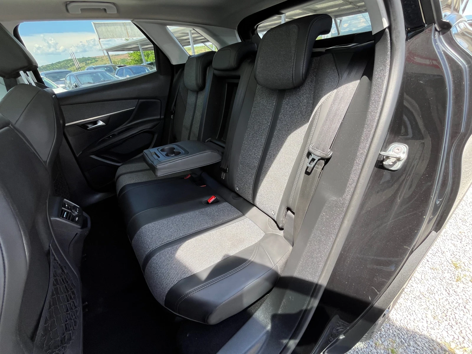 Peugeot 3008 Led / Automat / Panorama, снимка 12 - Автомобили и джипове - 54709554