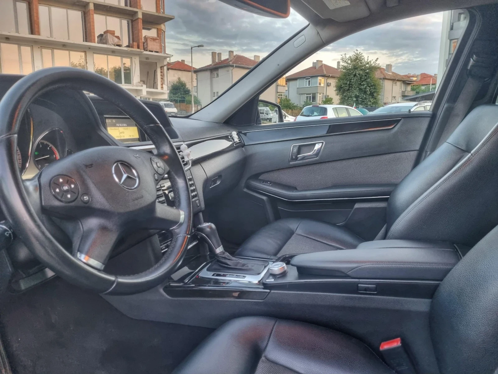 Mercedes-Benz E 220, снимка 5 - Автомобили и джипове - 54812692
