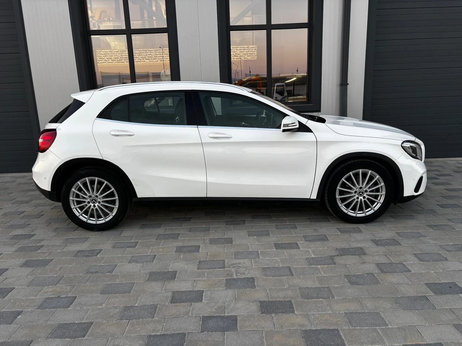 Mercedes-Benz CLA 180, снимка 6 - Автомобили и джипове - 55657606