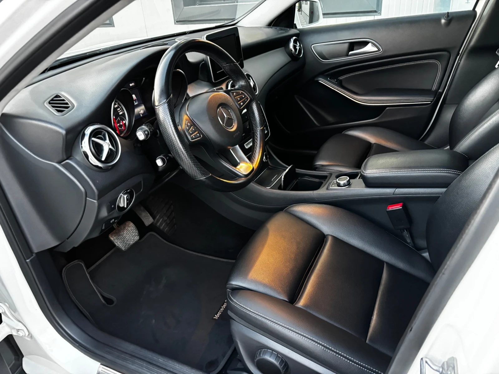 Mercedes-Benz CLA 180, снимка 10 - Автомобили и джипове - 55657606