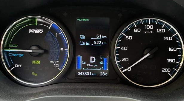 Mitsubishi Outlander, снимка 12 - Автомобили и джипове - 55608375