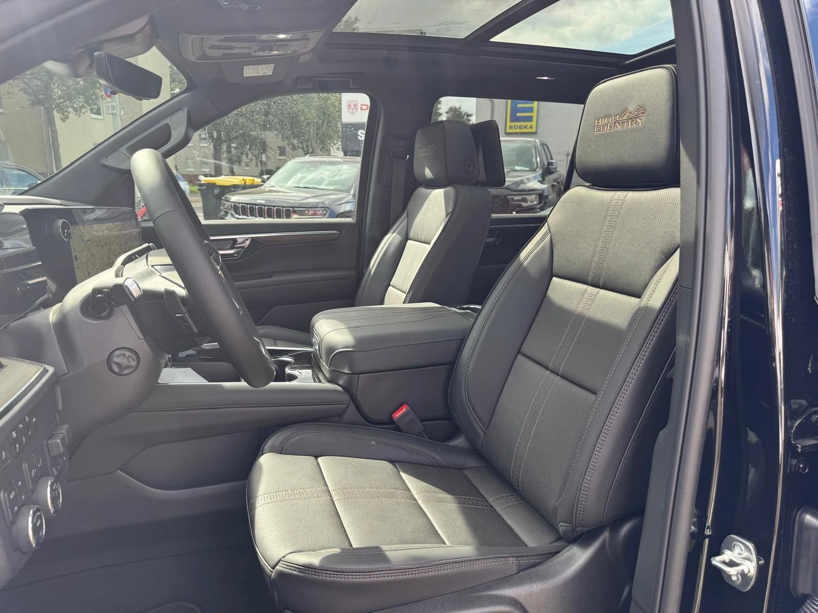 Chevrolet Suburban 6.2 V8 HIGH COUNTRY/FACELIFT/PANO/HUD/360/7-МЕСТЕН - изображение 8