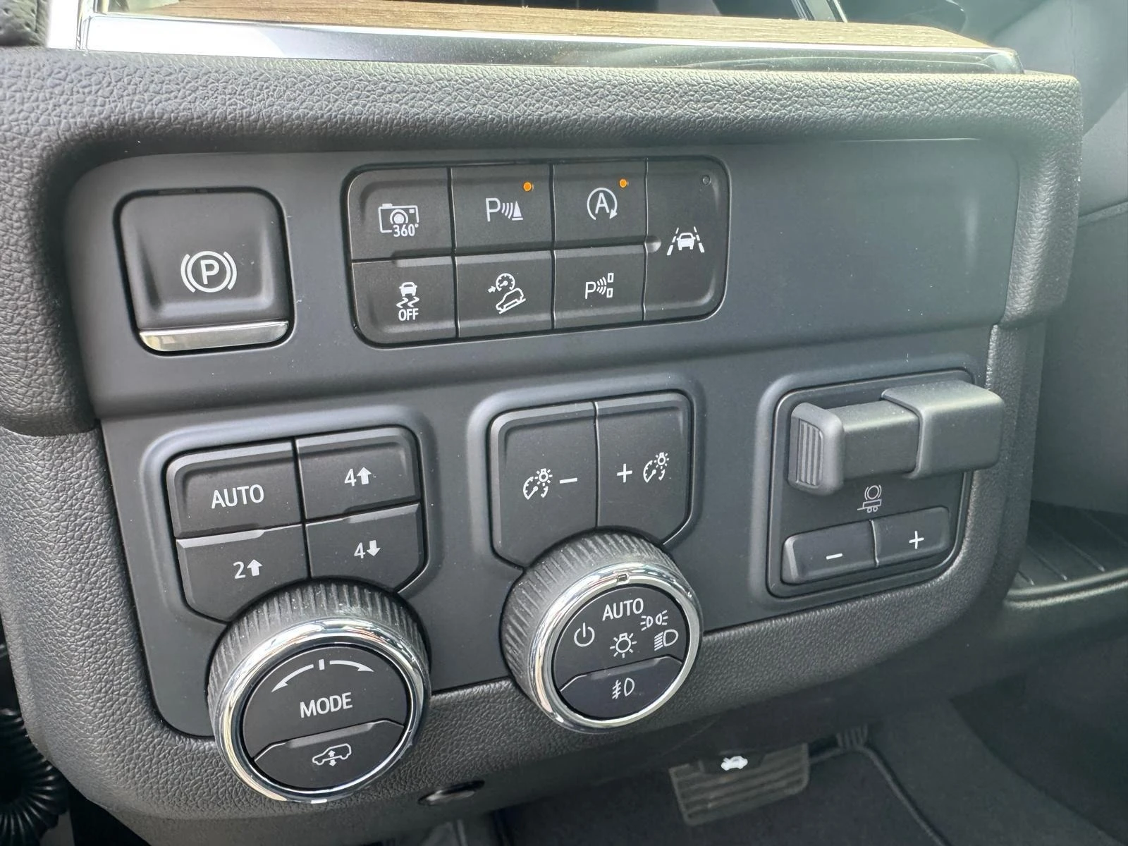 Chevrolet Suburban 6.2 V8 HIGH COUNTRY/FACELIFT/PANO/HUD/360/7-МЕСТЕН - изображение 10