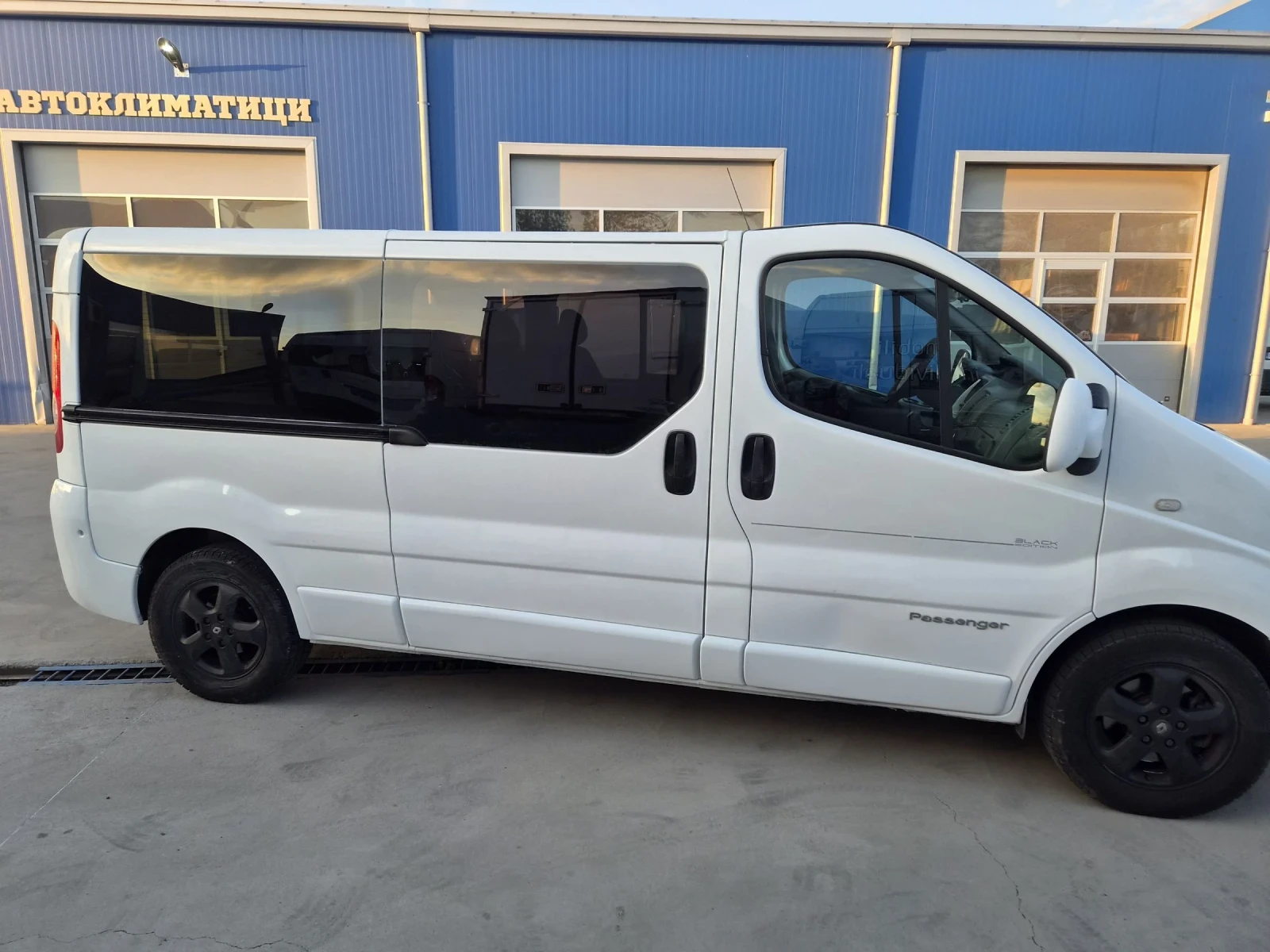 Renault Trafic 9места макси 2.0dci климатроник НОВ НОВ, снимка 3 - Бусове и автобуси - 54568785