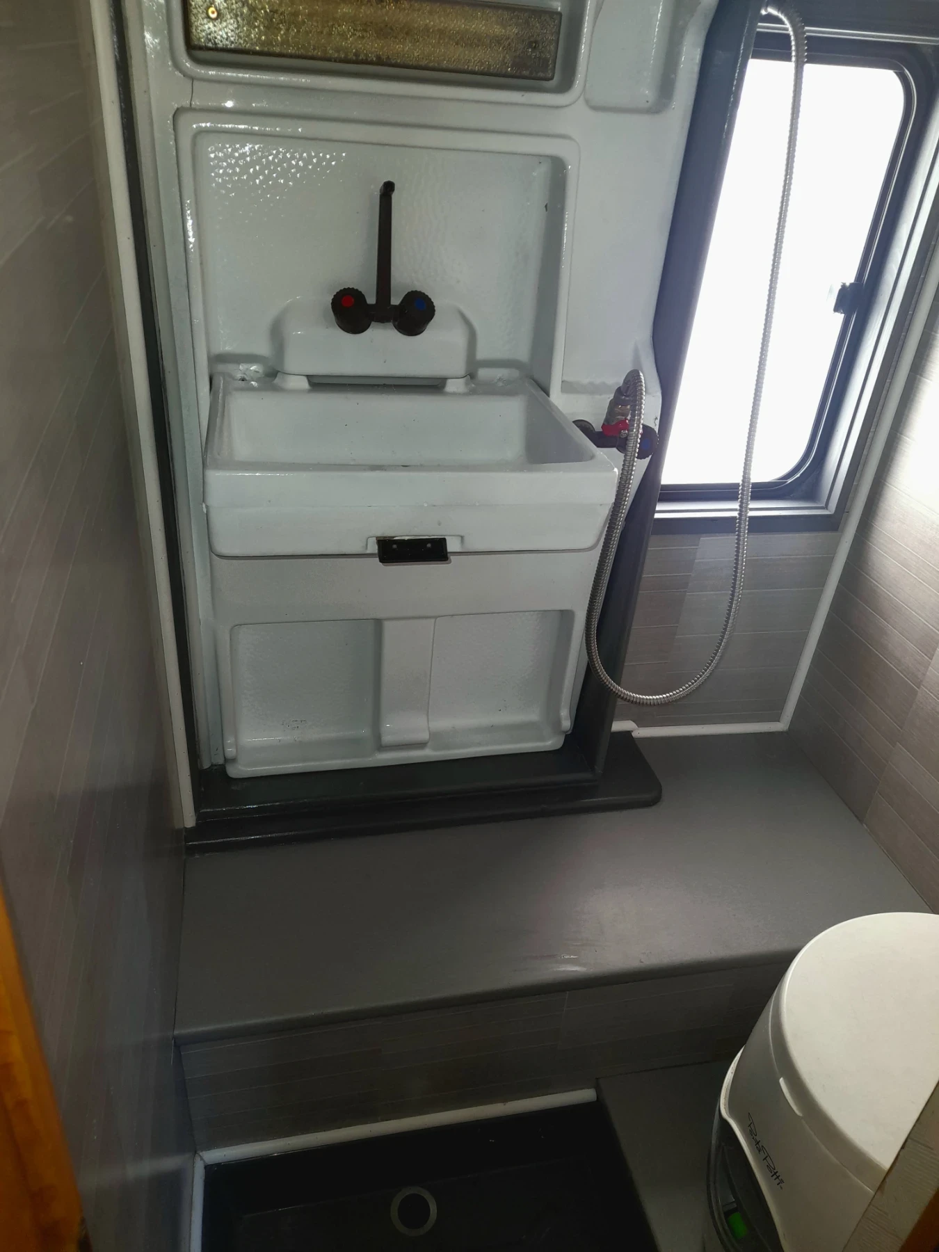 Кемпер Peugeot 2.5 TURBO, КЛИМА, СОЛАР, TV, снимка 14 - Каравани и кемпери - 54310955