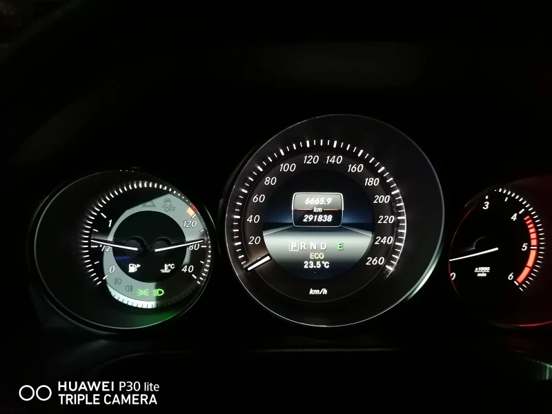 Mercedes-Benz E 350 4-Matic Bluetec, снимка 8 - Автомобили и джипове - 52448679