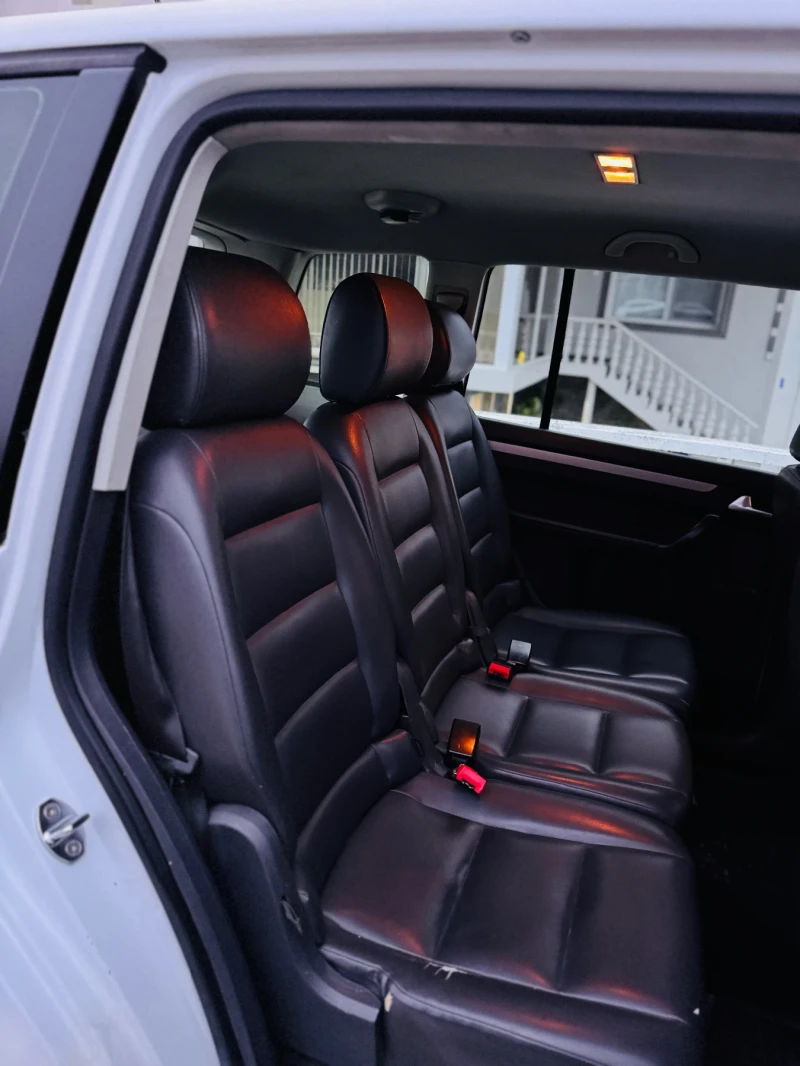 VW Touran, снимка 10 - Автомобили и джипове - 52498105