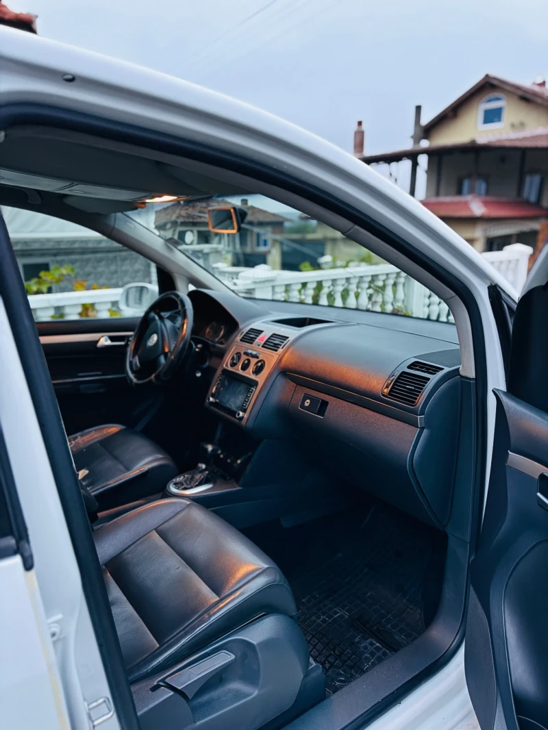 VW Touran, снимка 8 - Автомобили и джипове - 52498105