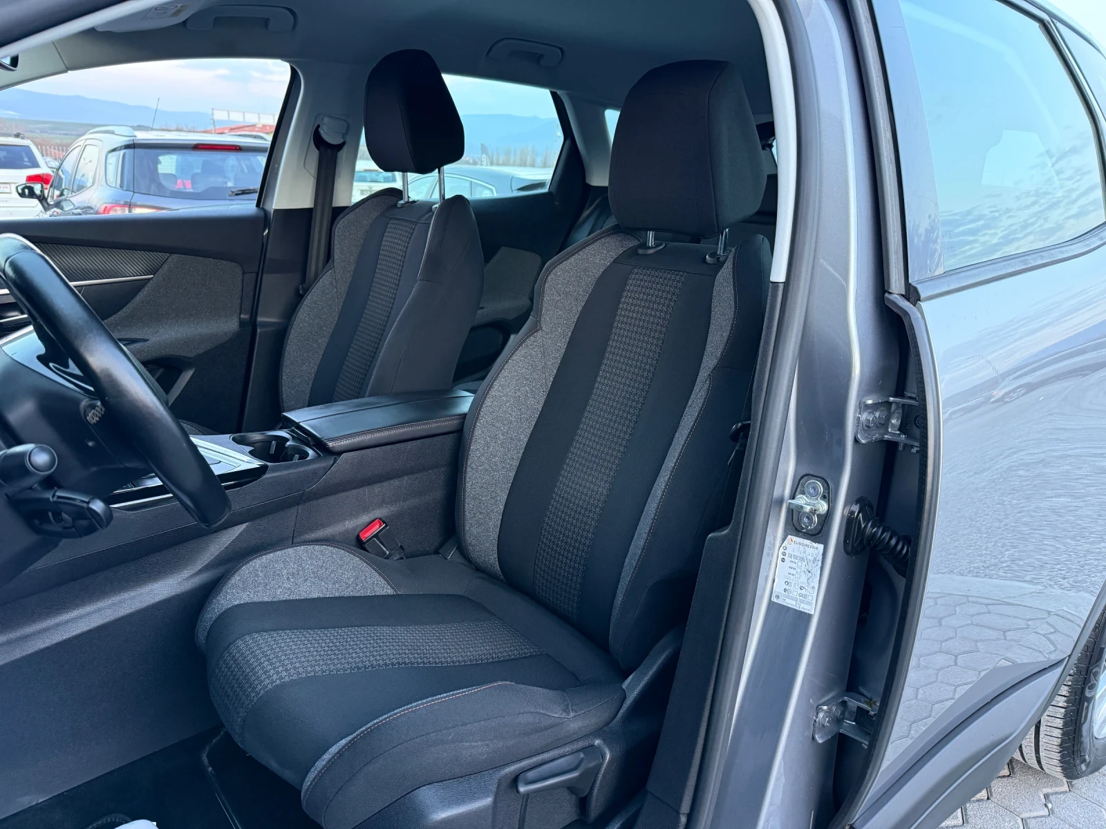 Peugeot 3008 1.2 бензин! Реални километри! ПЕРФЕКТЕН!, снимка 9 - Автомобили и джипове - 53866436