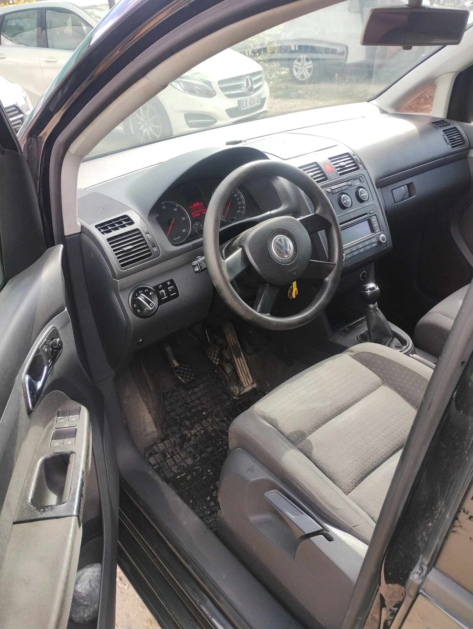 VW Touran 1.9TDI, снимка 5 - Автомобили и джипове - 54067580