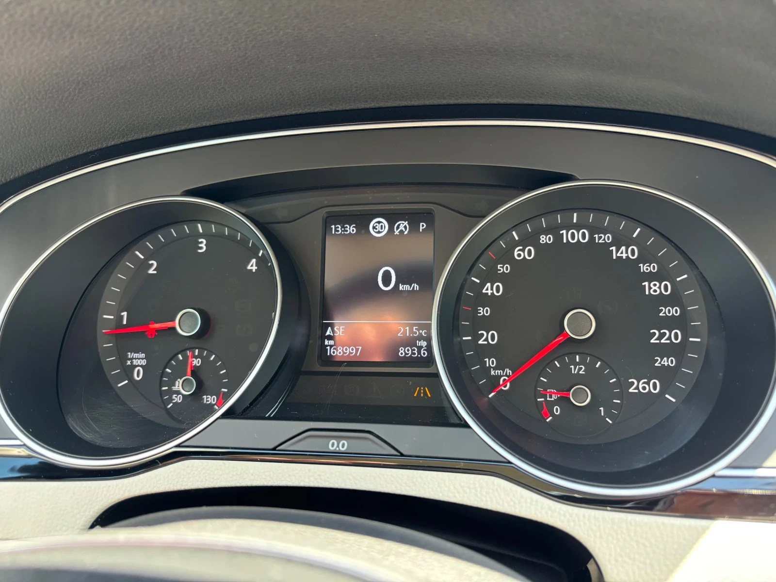 VW Passat CL TDI FSH DSG 7 PANORAMA ACC LED N1 ТОП Състояние, снимка 14 - Автомобили и джипове - 54514991