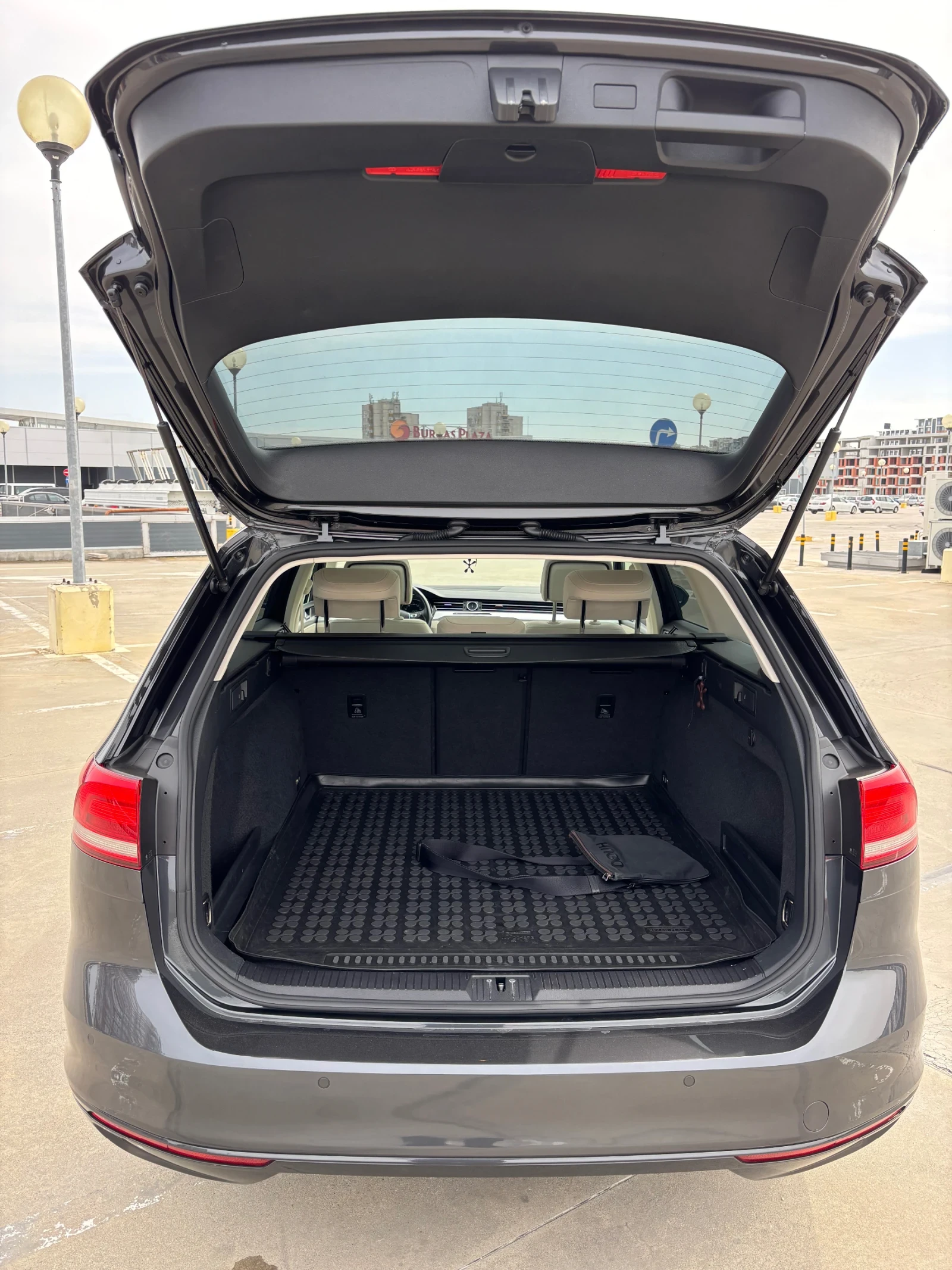 VW Passat     B8 Variant 2.0 TDI DSG   Перфектно състояние, снимка 9 - Автомобили и джипове - 54785402