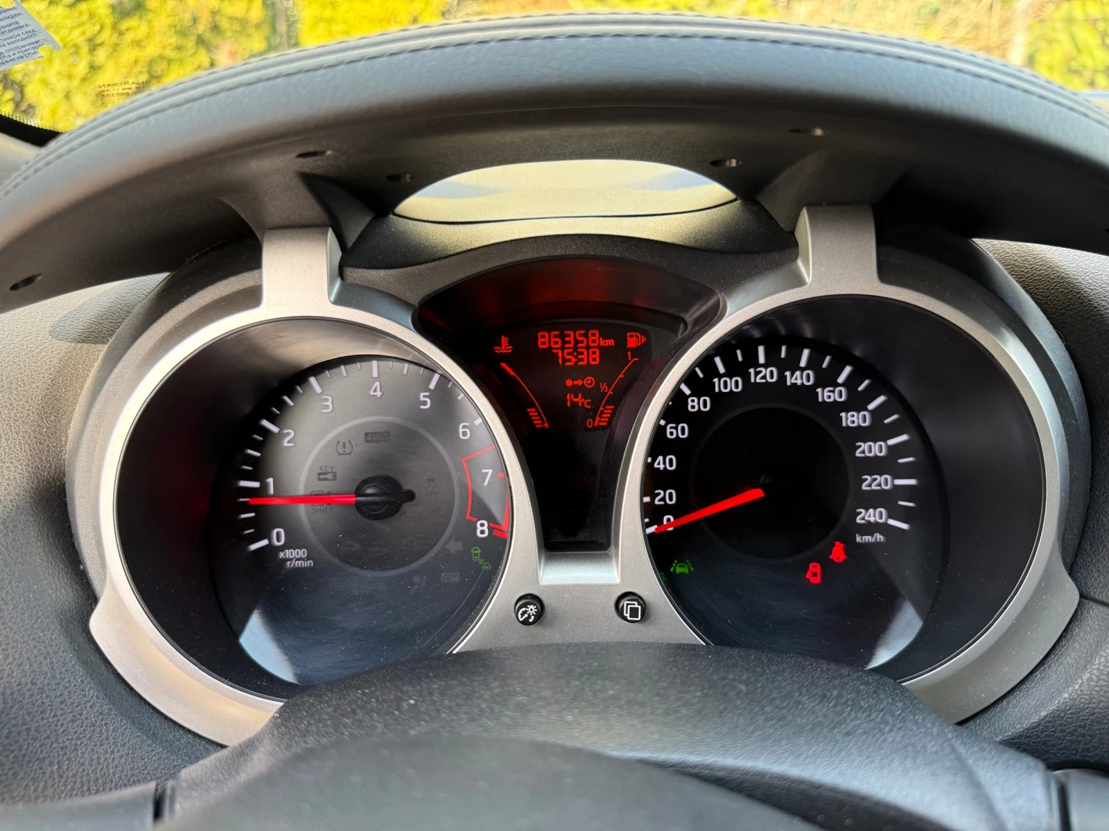 Nissan Juke Tekna 1.6 DIG-T (190кс), снимка 11 - Автомобили и джипове - 53768131