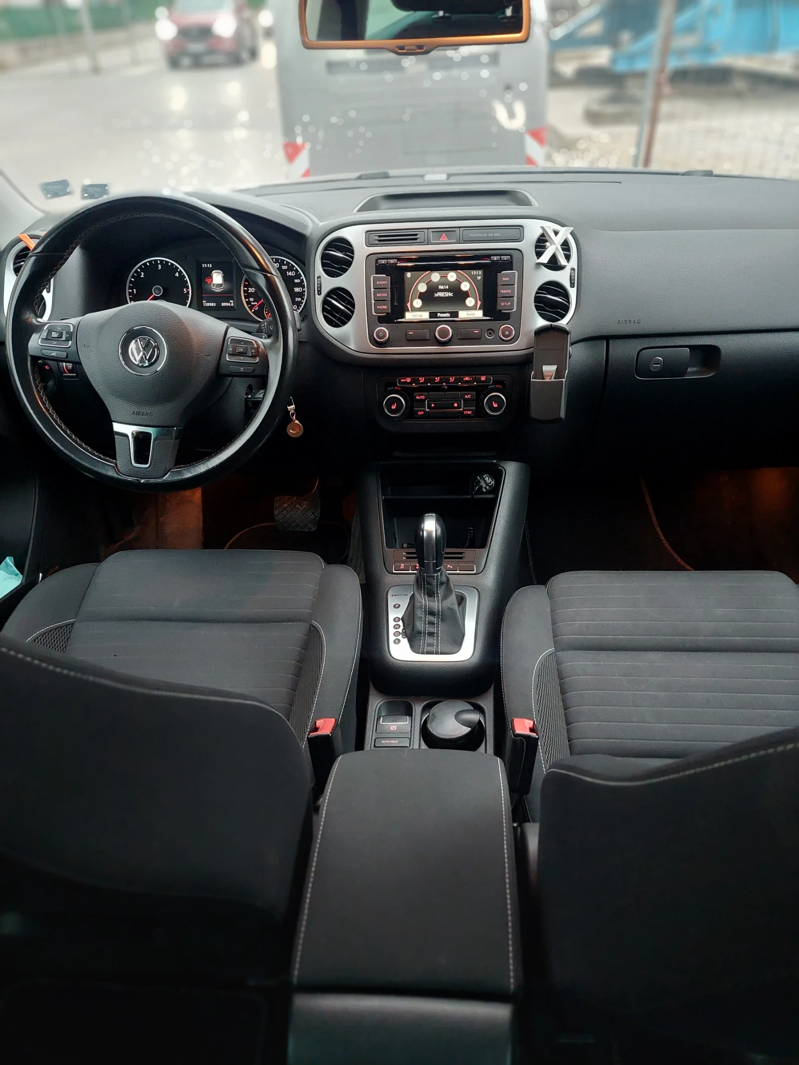 VW Tiguan  CUP/2.0 TDI/184к.с/4x4/AVTOMAT/19ц. НОВИ ГУМИ, снимка 13 - Автомобили и джипове - 54126406