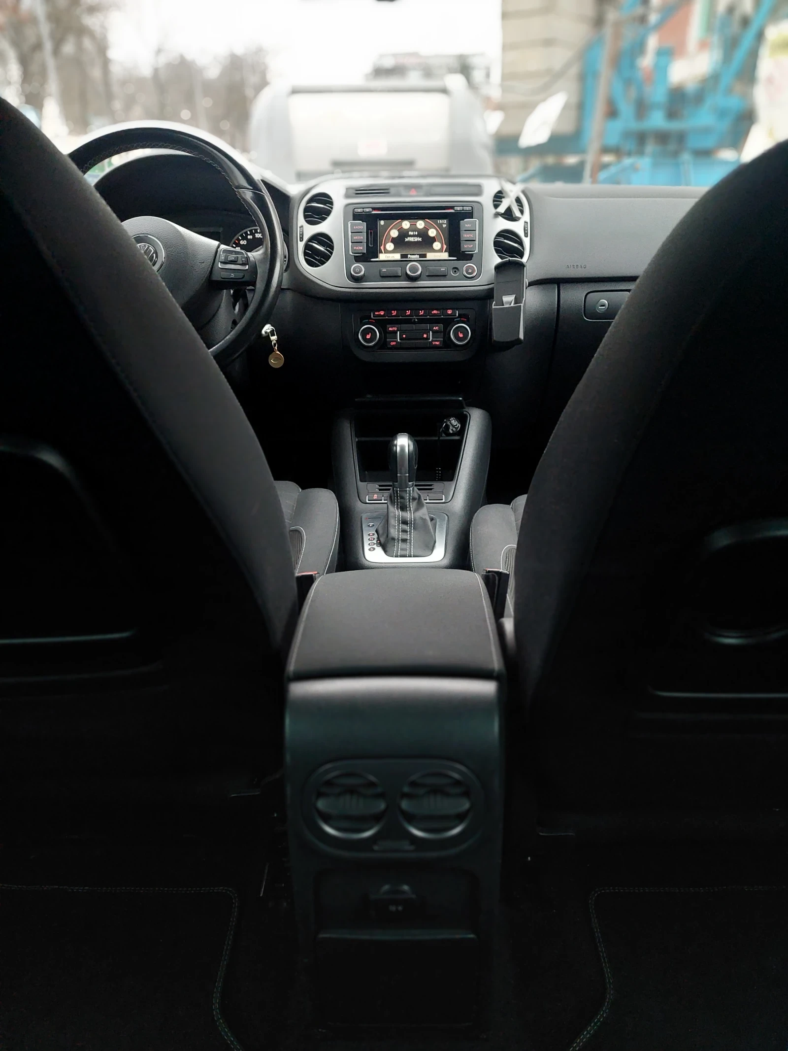 VW Tiguan  CUP/2.0 TDI/184к.с/4x4/AVTOMAT/19ц. НОВИ ГУМИ, снимка 15 - Автомобили и джипове - 54126406