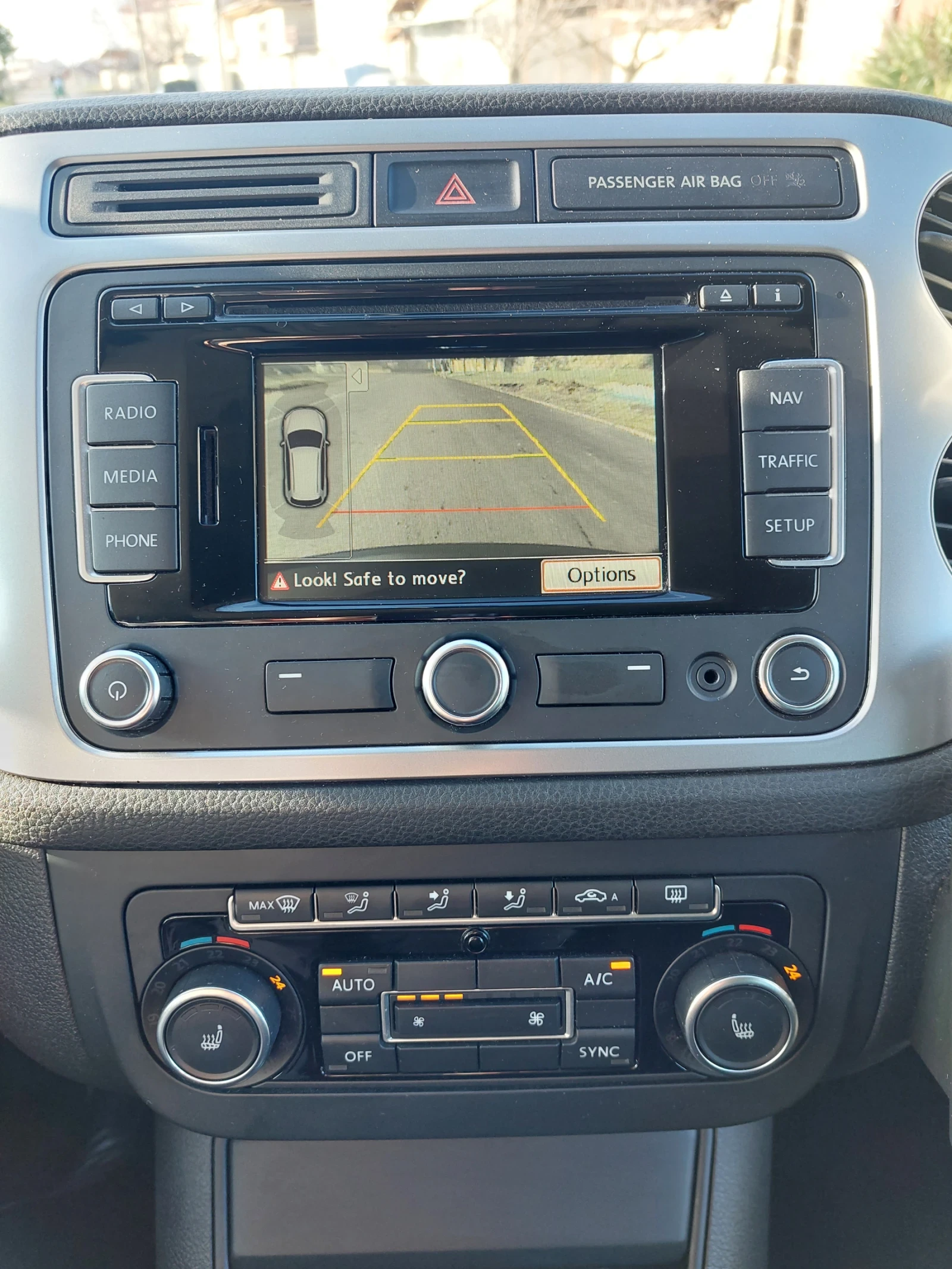 VW Tiguan  CUP/2.0 TDI/184к.с/4x4/AVTOMAT/19ц. НОВИ ГУМИ, снимка 16 - Автомобили и джипове - 54126406