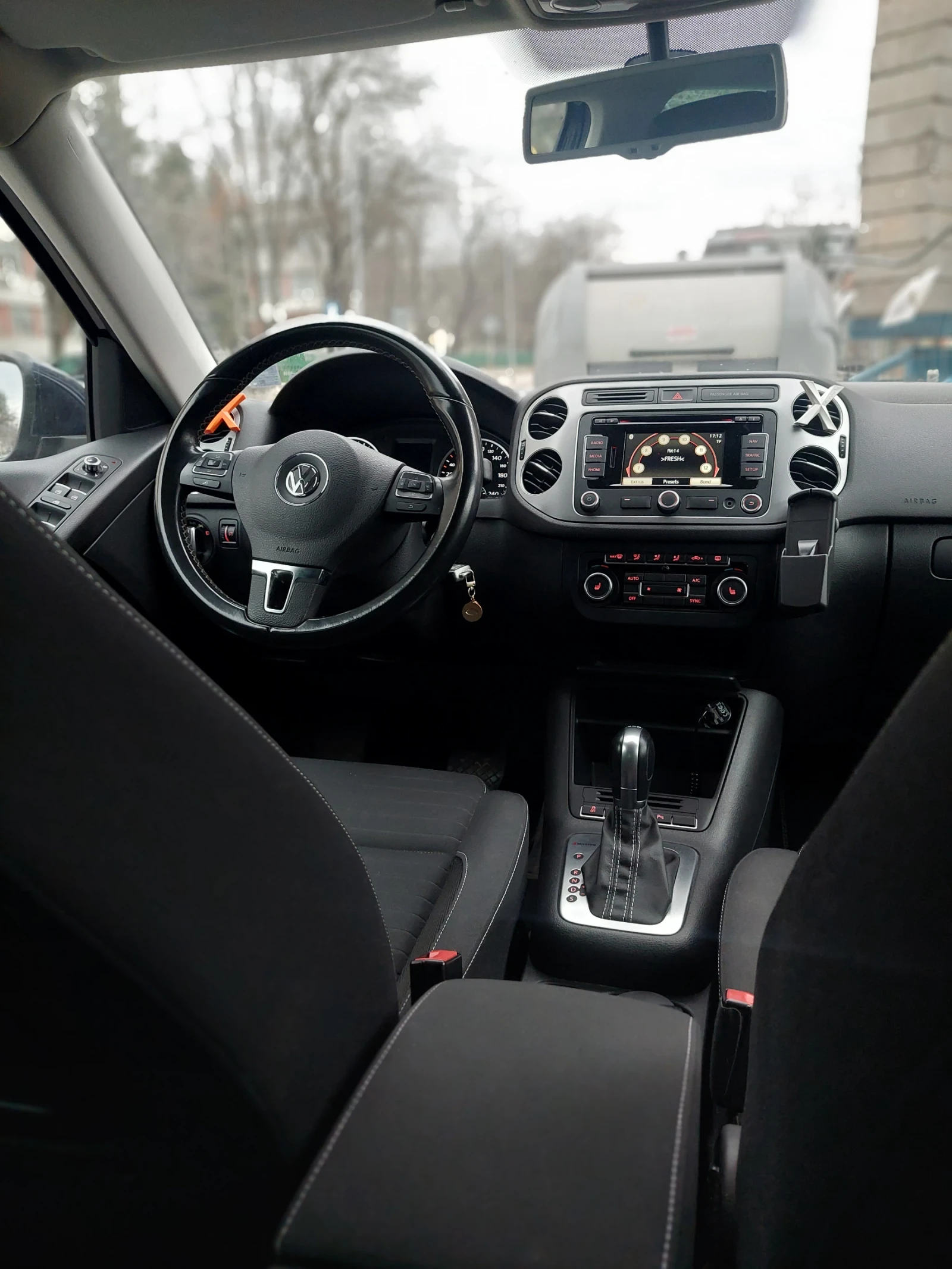 VW Tiguan  CUP/2.0 TDI/184к.с/4x4/AVTOMAT/19ц. НОВИ ГУМИ, снимка 14 - Автомобили и джипове - 54126406