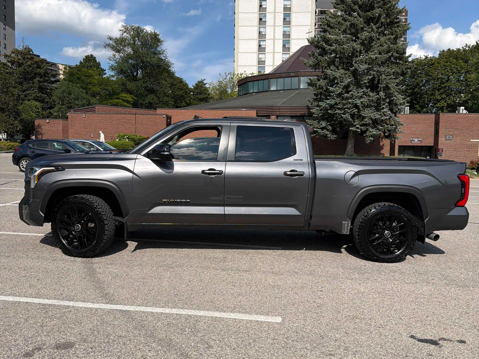Toyota Tundra * Limited Hybrid * CARFAX * ОПЦИЯ ЗА ФИНАНСИРАНЕ, снимка 2 - Автомобили и джипове - 56056862