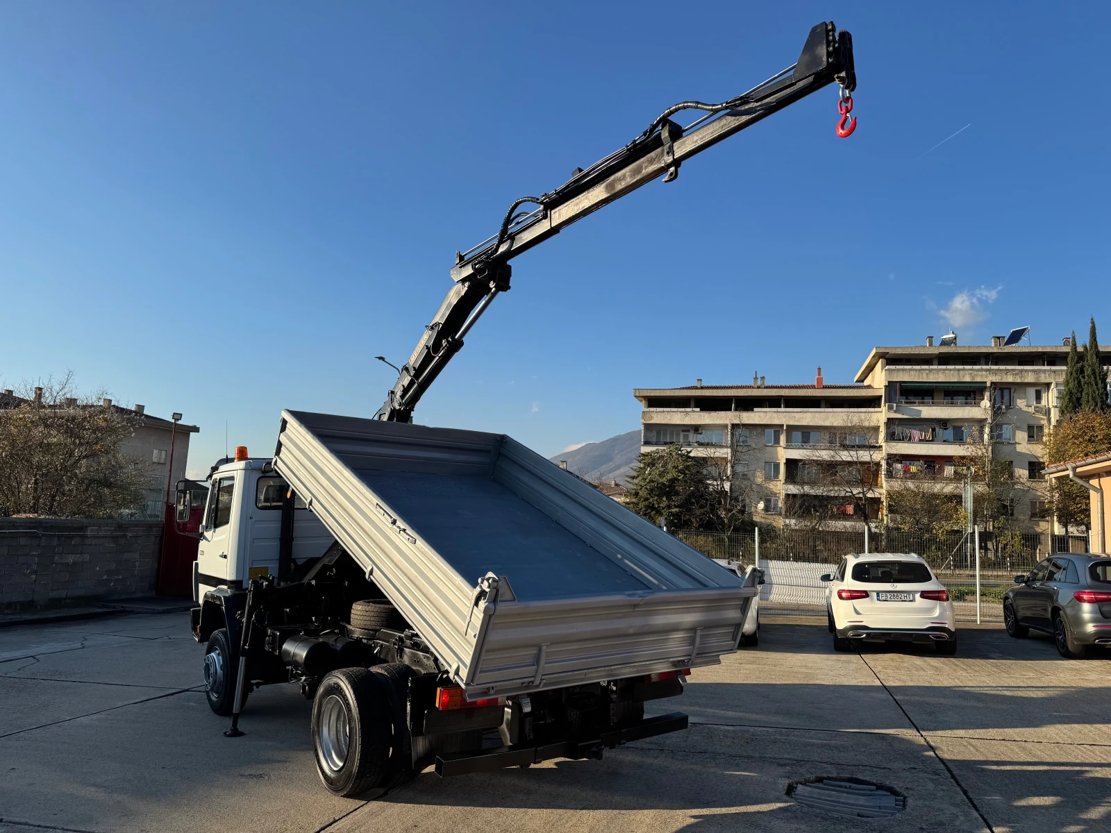 Mercedes-Benz 1114 тристранен самосвал с кран - изображение 3