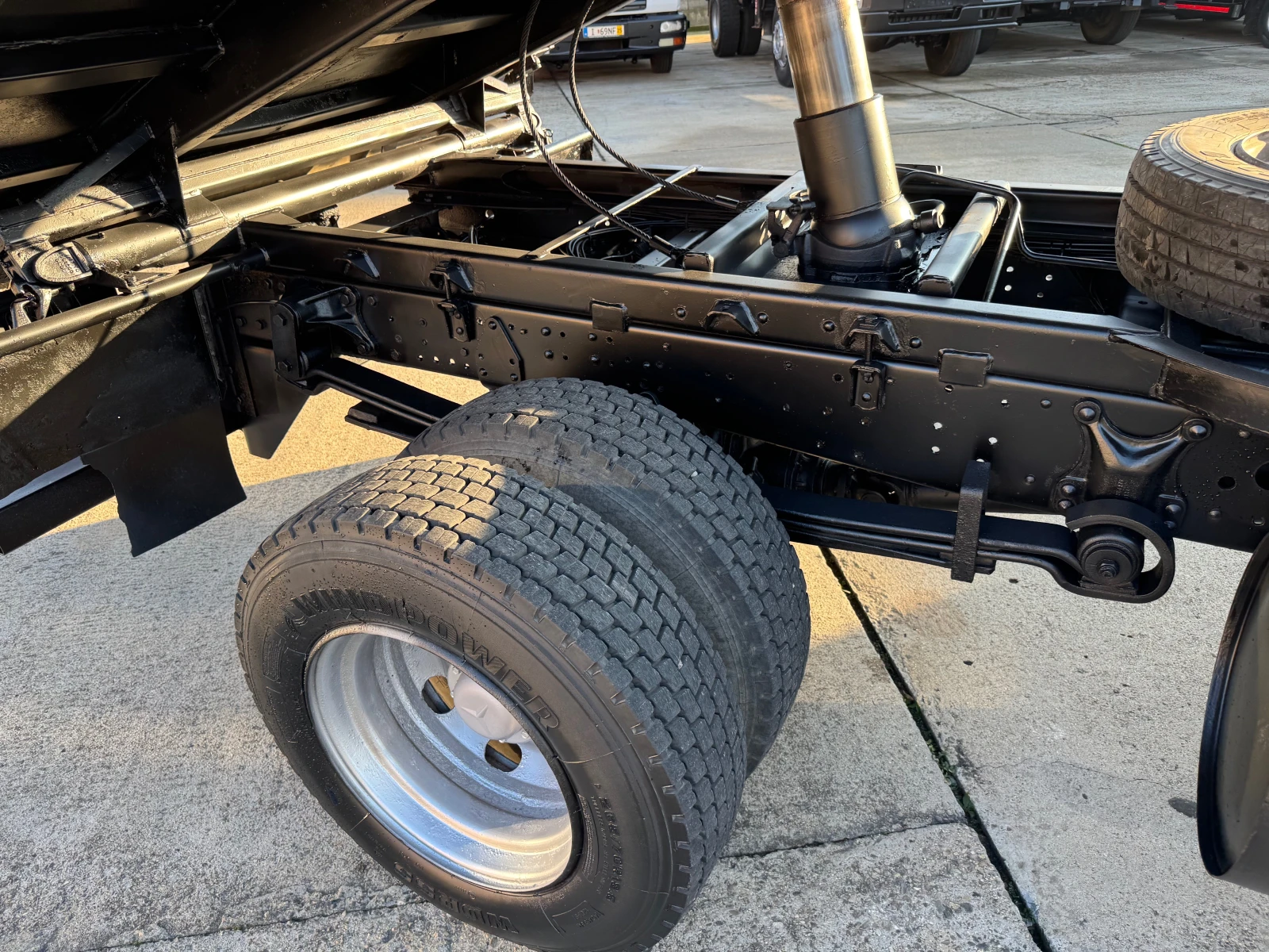 Mercedes-Benz 1114 тристранен самосвал с кран - изображение 7