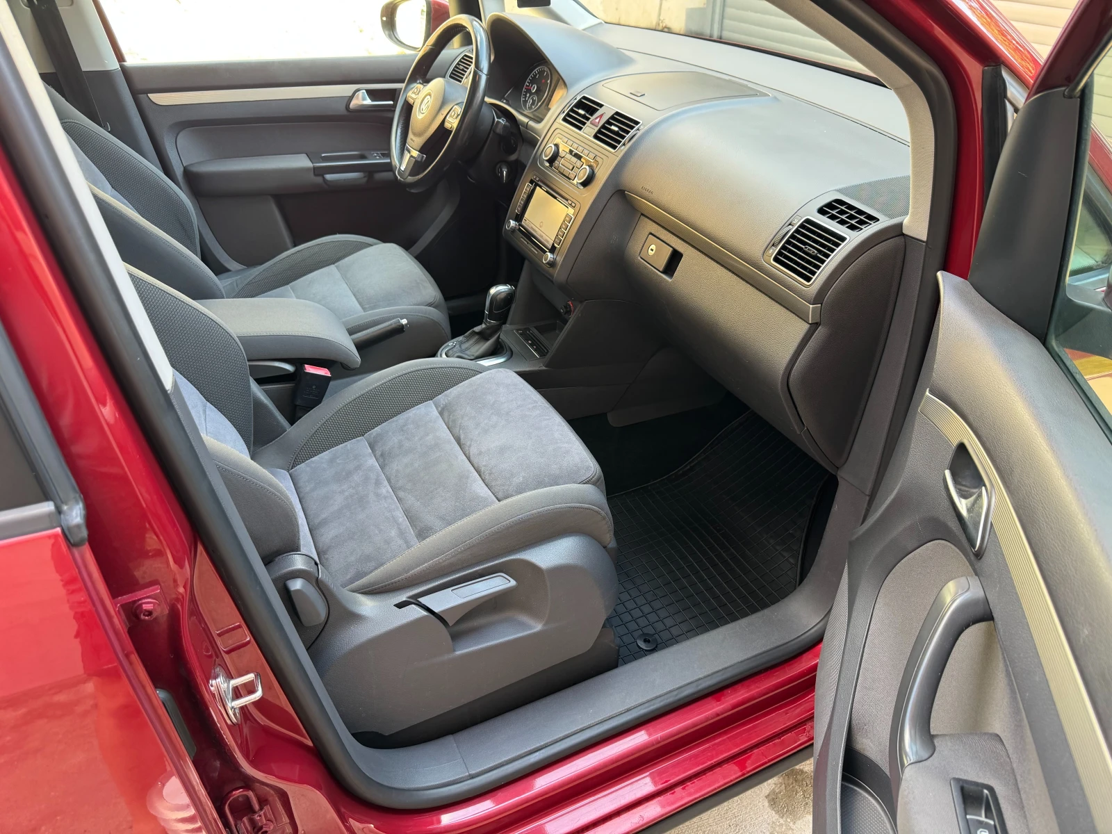 VW Touran 2.0TDi, снимка 8 - Автомобили и джипове - 55087548
