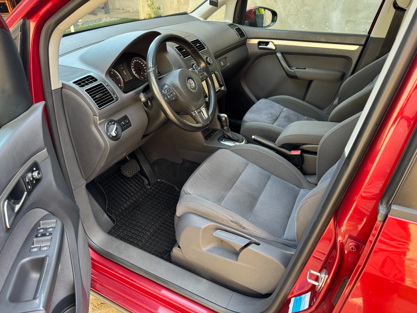 VW Touran 2.0TDi, снимка 7 - Автомобили и джипове - 55087548