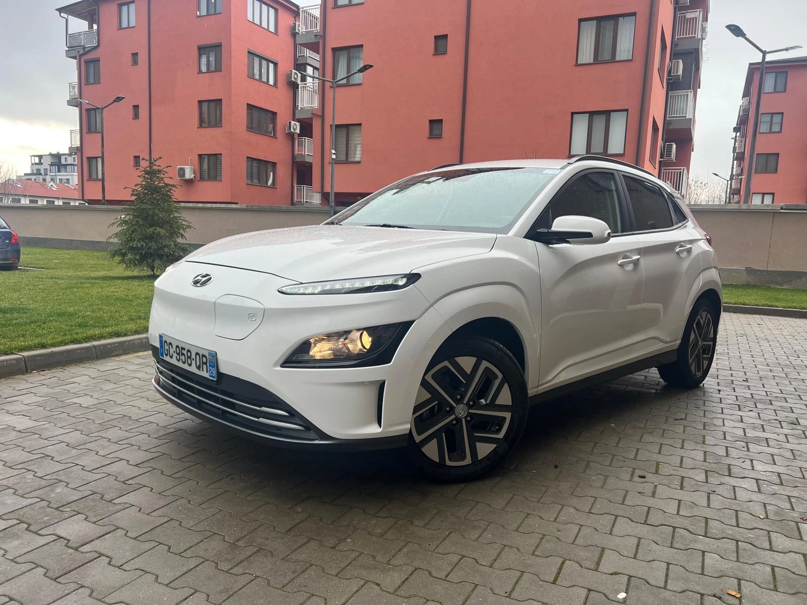 Hyundai Kona 252евро /месец   ГАРАНЦИЯ / SOH 100%, снимка 2 - Автомобили и джипове - 53894483