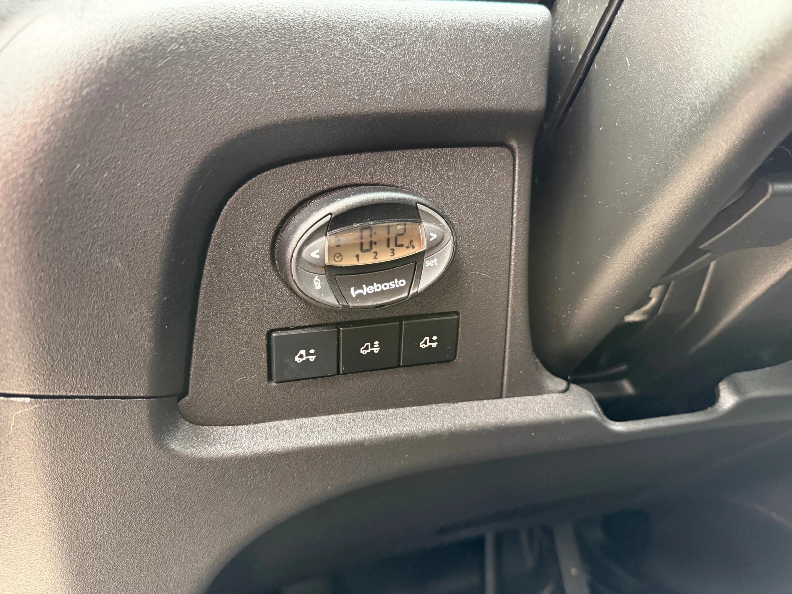 Iveco Daily 70C18* Euro6* Хладилен+ Ток* Климатик* Падащ борд, снимка 4 - Камиони - 52882478