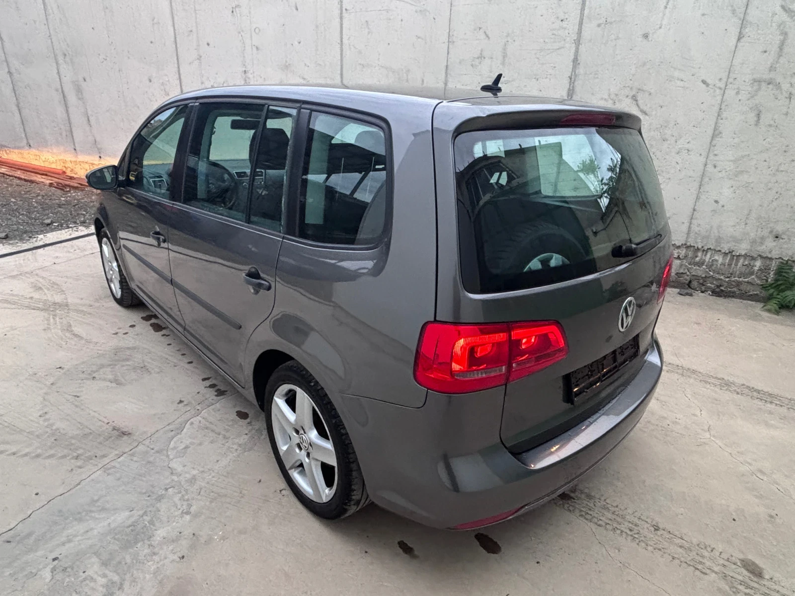 VW Touran 7 Местен - изображение 9