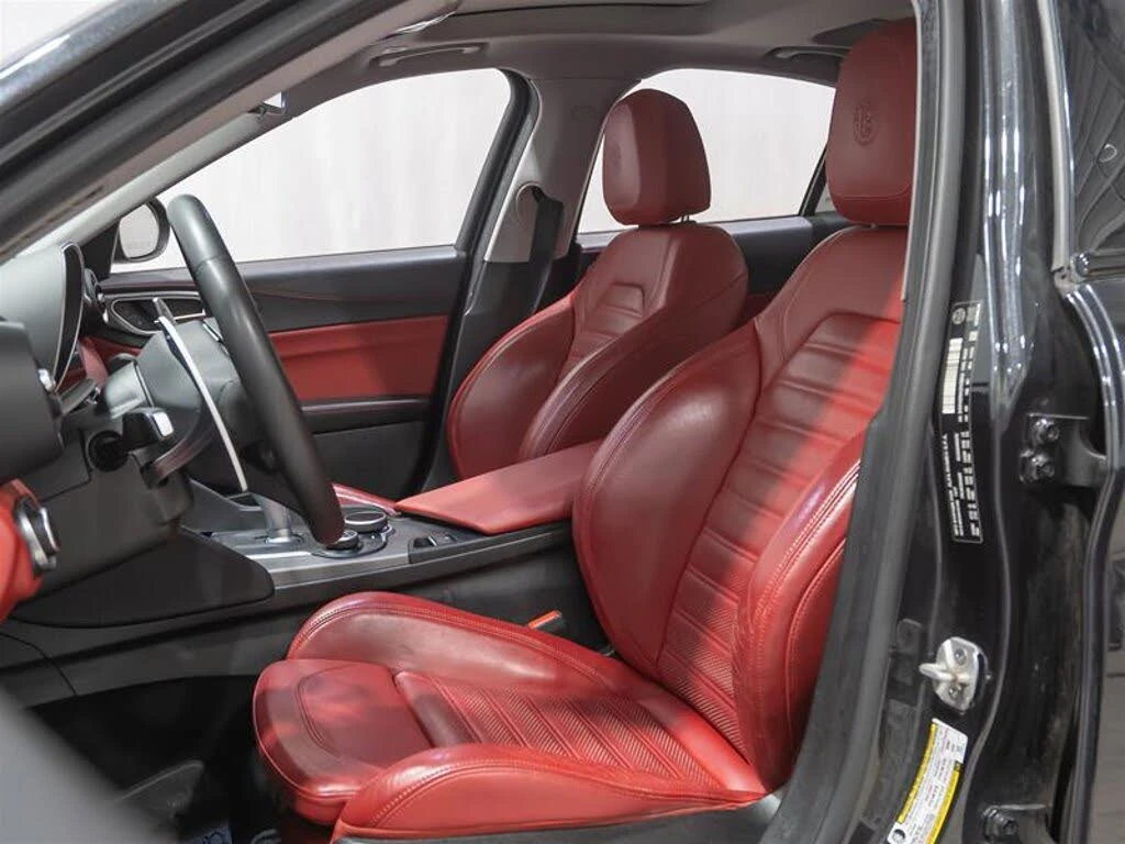 Alfa Romeo Giulia Ti Sport AWD* HARMAN KARDON* KEYLESS* MEMORY* , снимка 7 - Автомобили и джипове - 54329637