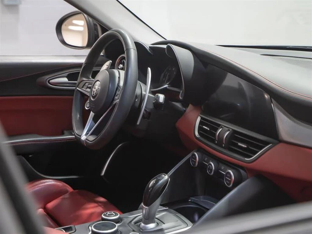 Alfa Romeo Giulia Ti Sport AWD* HARMAN KARDON* KEYLESS* MEMORY* , снимка 9 - Автомобили и джипове - 54329637