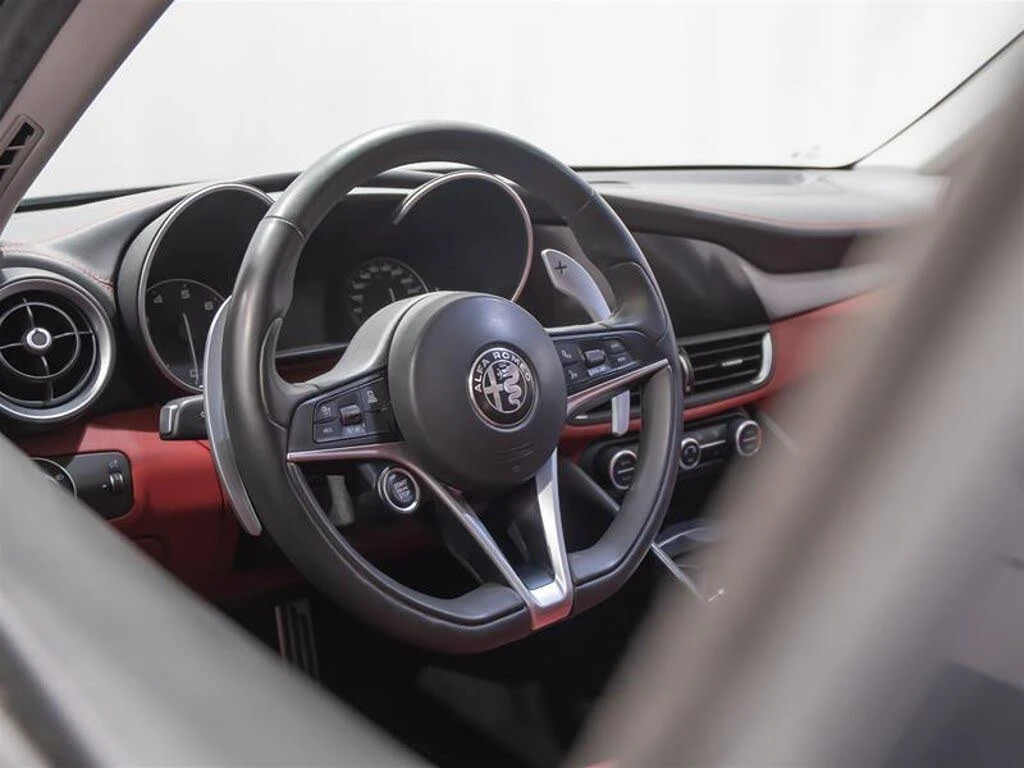 Alfa Romeo Giulia Ti Sport AWD* HARMAN KARDON* KEYLESS* MEMORY* , снимка 8 - Автомобили и джипове - 54329637