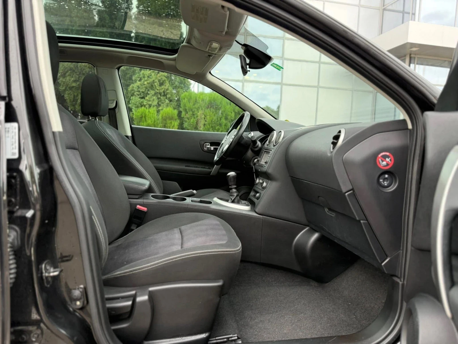 Nissan Qashqai 2.0, снимка 8 - Автомобили и джипове - 54083876