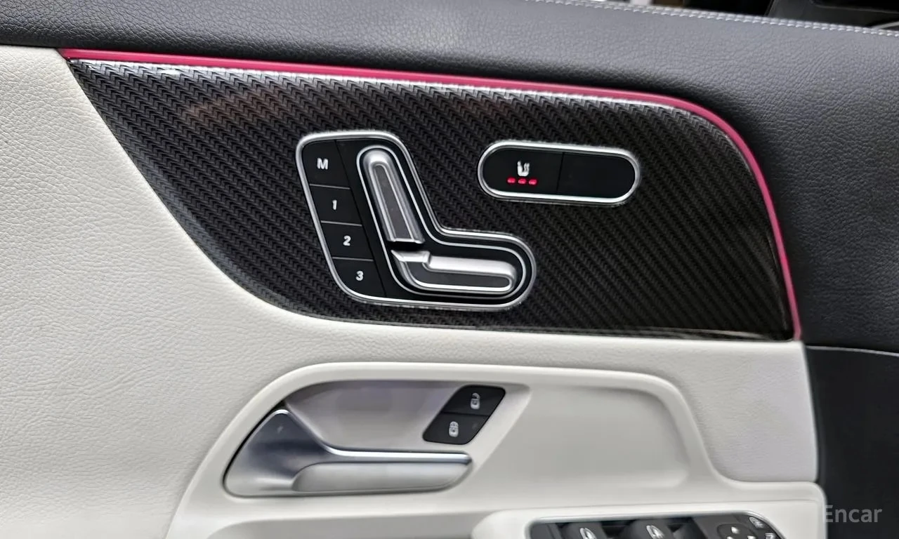 Mercedes-Benz GLA 250 4MATIC/АМГ ПАКЕТ/ЛЕНТИ/АМБИЕНТ/ПАНОРАМА/ПОДГРЕВ, снимка 14 - Автомобили и джипове - 55902886