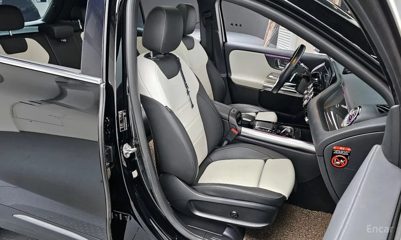 Mercedes-Benz GLA 250 4MATIC/АМГ ПАКЕТ/ЛЕНТИ/АМБИЕНТ/ПАНОРАМА/ПОДГРЕВ, снимка 12 - Автомобили и джипове - 55902886