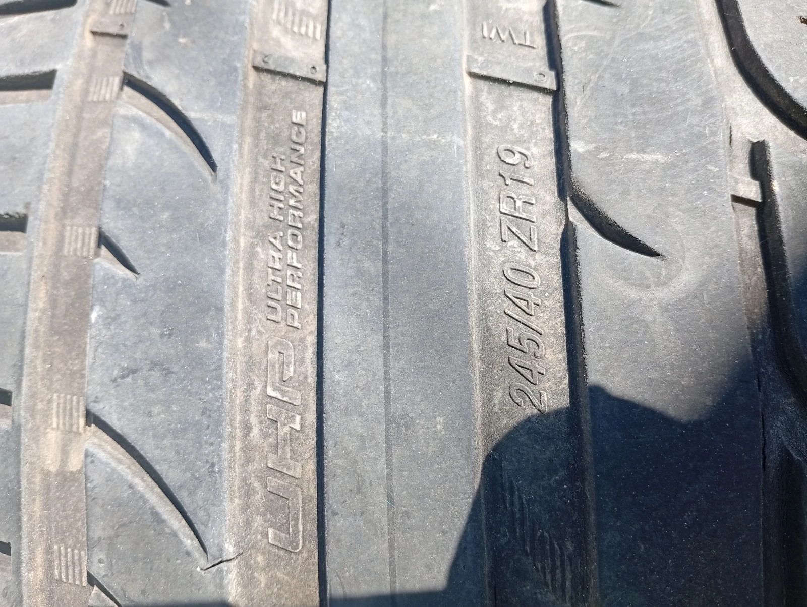 Гуми Летни 245/40R19, снимка 6 - Гуми и джанти - 54439448