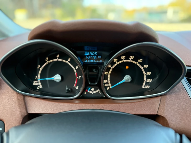 Ford Fiesta 1.6i AUTOMATIC, снимка 12 - Автомобили и джипове - 52250352