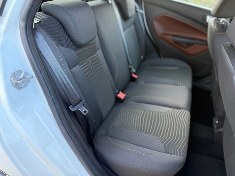 Ford Fiesta 1.6i AUTOMATIC, снимка 11 - Автомобили и джипове - 52250352
