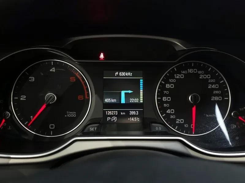 Audi A4 2.0 TDI Quattro, снимка 8 - Автомобили и джипове - 54143404